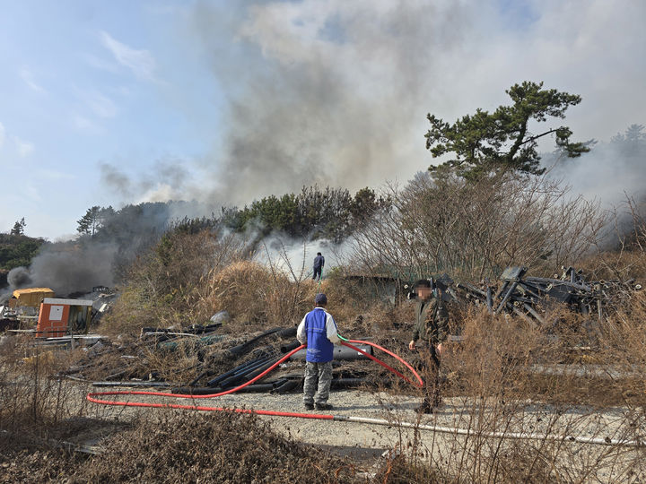 [완도=뉴시스] 15일 오전 10시59분께 전남 완도군 노화읍 등산리 한 야산에서 불이 나 산림 당국이 진화 작업을 벌이고 있다. (사진=전남소방본부 제공) 2026.01.15. photo@newsis.com *재판매 및 DB 금지