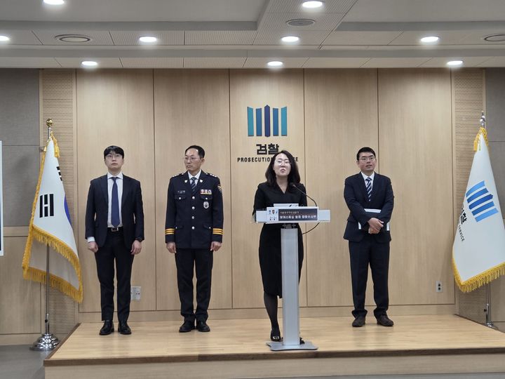 [서울=뉴시스] 이지영 기자= 김보성 서울동부지검 보이스피싱범죄 합동수사부장이 15일 서울 송파구 문정동 서울동부지검에서 열린 언론브리핑에서 범죄단체가입·활동, 통신사기피해환급법 위반 혐의로 한국인 총괄 및 조직원 등 23명을 전원 구속기소했다고 말하고 있다. 2026.01.15 *재판매 및 DB 금지