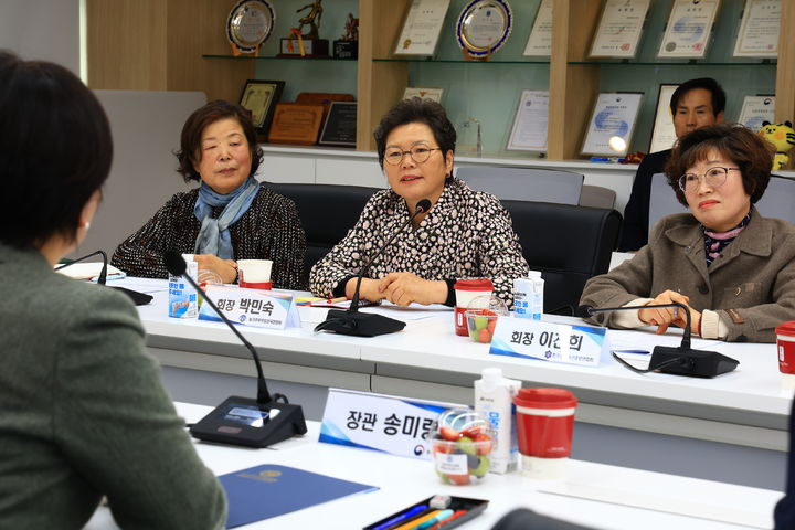 [세종=뉴시스] 농림축산식품부는 송미령 장관이 이날 전북 익산시 소재 원광대학교병원을 방문해 여성농업인 단체장 간담회를 개최했다고 전했다. (사진=농식품부 제공) 2026.01.15. photo@newsis.com *재판매 및 DB 금지