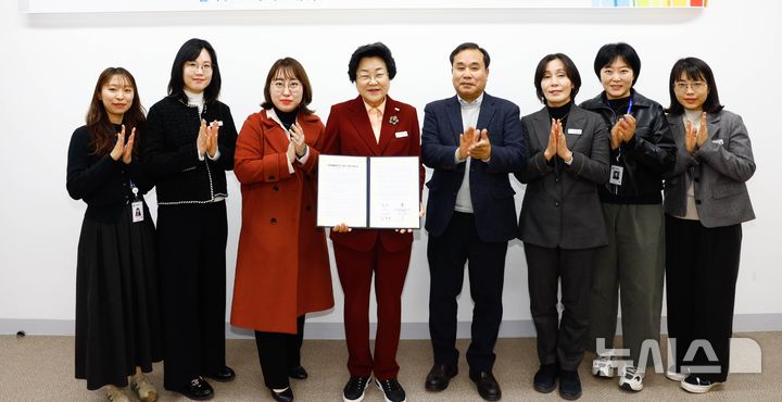 [이천=뉴시스]이천시는 휴먼빌에듀파크시티아파트와 다함께돌봄센터 설치·운영을 위한 협약을 체결했다(사진=이천시 제공)2026.01.15.photo@newsis.com