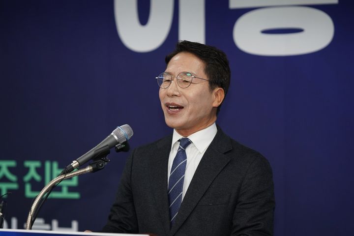 [안동=뉴시스] 이용기 경북혁신교육연구소 '공감' 소장이 15일 경북교육청 브리핑룸에서 경북교육감 선거 출마를 선언하고 있다. (사진=이용기 소장 제공) 2026.01.15. photo@newsis.com *재판매 및 DB 금지
