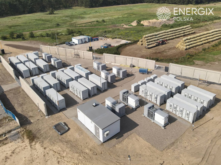 [서울=뉴시스] 폴란드 세포메라니아주에 있는 '노베 차르노보 I' 에너지저장장치(ESS) 시설 모습. 최근 폴란드 최초로 운영 허가를 받았으며, LG에너지솔루션이 리튬인산철(LFP) 배터리를 공급한 것으로 알려졌다. (사진=에너직스 제공) 2026.01.15 photo@newsis.com *재판매 및 DB 금지