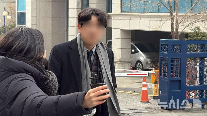 [서울=뉴시스]권민지 수습기자=장경태 더불어민주당 의원을 준강제추행 혐의로 고소한 여성의 전 연인이 무고 등 혐의로 장 의원을 고소한 사건과 관련해 고소인 조사를 받기 위해 15일 서울 동대문경찰서에 출석하고 있다. 2025.01.15. ming@newsis.com