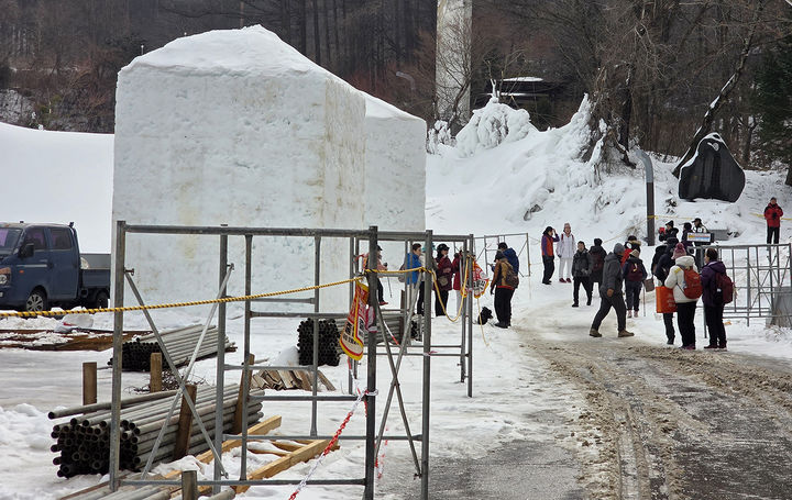 15일 태백산국립공원을 찾은 관광객들이 당골광장에 설치된 대형 눈다짐 형틀 인근을 지나치고 있다.(사진=뉴시스) *재판매 및 DB 금지