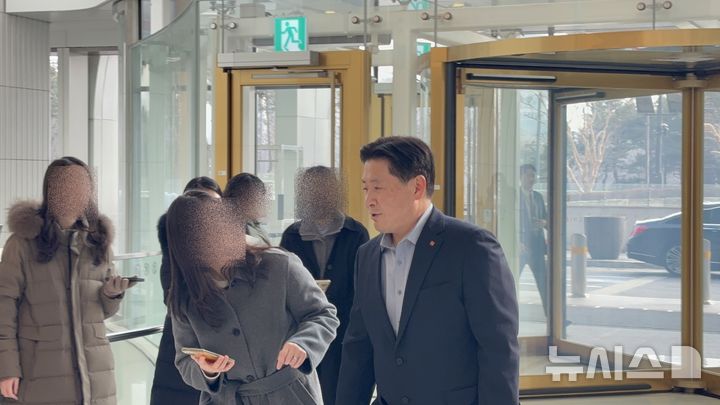 [서울=뉴시스] 한이재 기자 = 이원택 롯데GRS 대표이사가 15일 오후 서울 송파구 롯데월드타워에서 열린 '2026 상반기 롯데 VCM'에 참석하고 있다. 2026.01.15. nowone@newsis.com