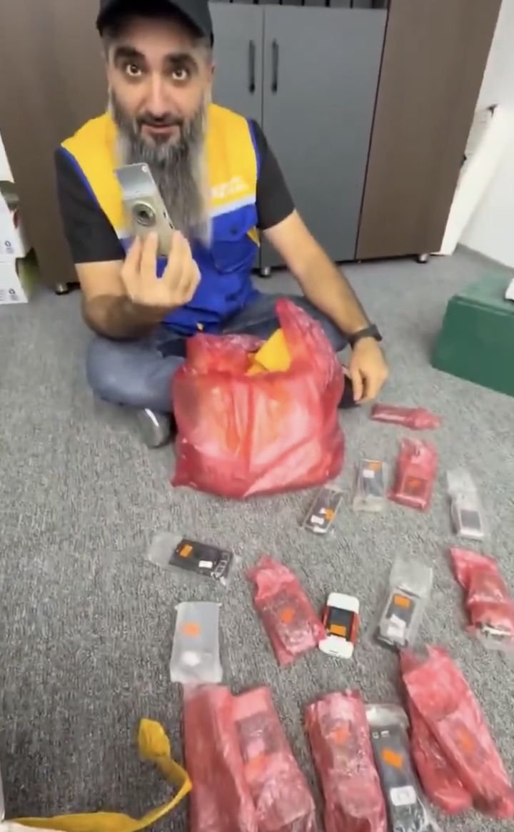 리비아 내전 여파로 2010년에 주문한 노키아 휴대전화가 16년이 지난 2026년에서야 트리폴리의 한 상점 주인에게 전달되는 일이 벌어졌다. 2026.01.15.(사진= X캡처) *재판매 및 DB 금지