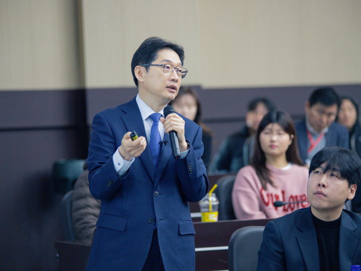 [아산=뉴시스] 김경수 위원장이 호서대학교를 방문해 특강하고 있다. (사진=호서대학교).2026.01.15.photo@newsis.com. *재판매 및 DB 금지