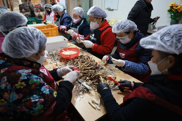 충북도 일하는밥퍼 사업 참여자의 작업 모습. (사진=충북도 제공) *재판매 및 DB 금지