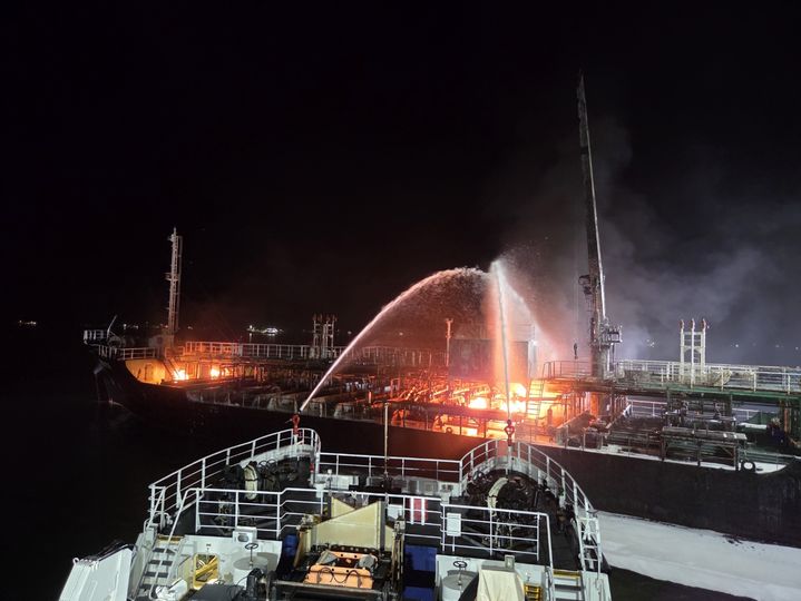 [여수=뉴시스] 작년 8월 전남 여수시 해상에 정박한 석유제품운반선에 불이나 해경이 진화 작업을 벌이고 있다. (사진=여수해경 제공) 2026.01.15. photo@newsis.com *재판매 및 DB 금지