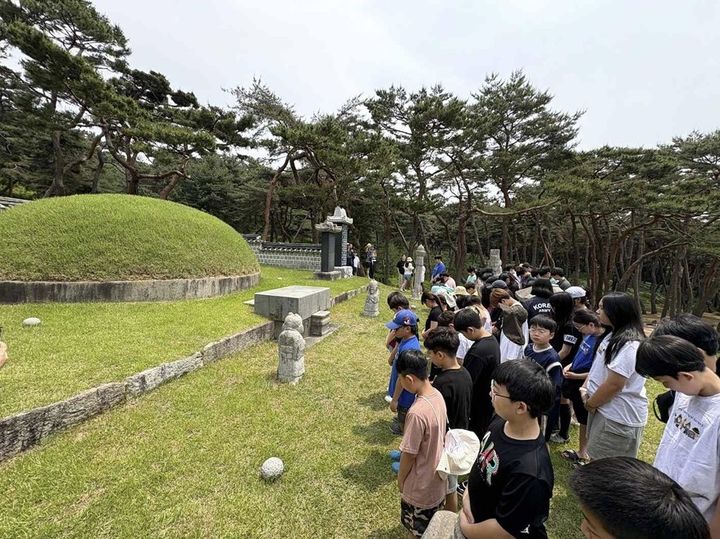 [서울=뉴시스] 제7기 현충사 청소년 국가유산 지킴이 활동 모습. 충무공 묘소 참배. (사진=국가유산청 제공) 2026.01.15 photo@newsis.com *재판매 및 DB 금지