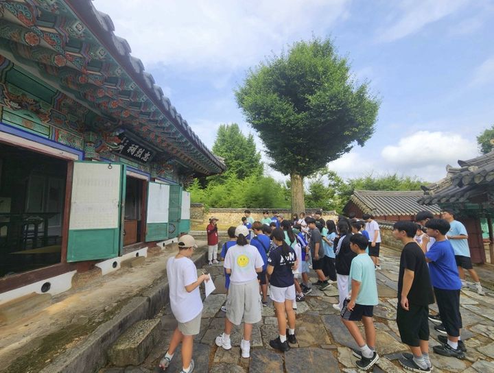 [서울=뉴시스] 제7기 현충사 청소년 국가유산 지킴이 활동 모습. 이순신 캠프(통영 충렬사). (사진=국가유산청 제공) 2026.01.15 photo@newsis.com *재판매 및 DB 금지