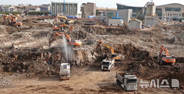 [제주=뉴시스] 오영재 기자 = 15일 오전 제주시 도두동 일대에서 하수처리시설 증설 공사가 진행되고 있다. 2026.01.15. oyj4343@newsis.com