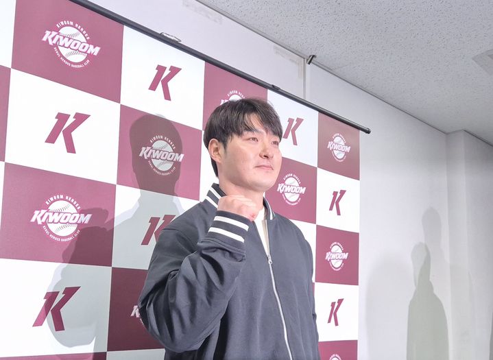 [서울=뉴시스] 문채현 기자 = 프로야구 키움 히어로즈의 박병호 잔류군 선임코치가 15일 서울 고척스카이돔에서 취재진들과의 인터뷰에 앞서 포즈를 취하고 있다. 2026.01.15. dal@newsis.com *재판매 및 DB 금지