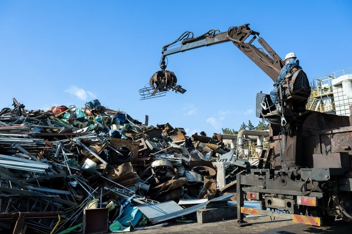 [광양=뉴시스] 광양제철소 스크랩 야드에서 한 직원이 회수된 스크랩을 정리하는 작업을 진행하고 있다. (사진=광양제철소 제공) 2026.01.15. photo@newsis.com *재판매 및 DB 금지