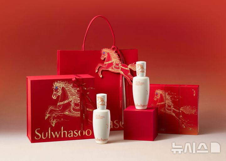 [서울=뉴시스] 아모레퍼시픽 뷰티 브랜드 설화수는 병오년(丙午年·붉은 말의 해)을 맞아 신라 천마도에서 영감을 받은 디자인의 윤조에센스 한정판을 선보인다고 15일 밝혔다. 사진은 설화수 2026 붉은 말의 해 윤조에센스 한정판 제품 이미지. (사진=아모레퍼시픽 제공) 2026.01.15. photo@newsis.com