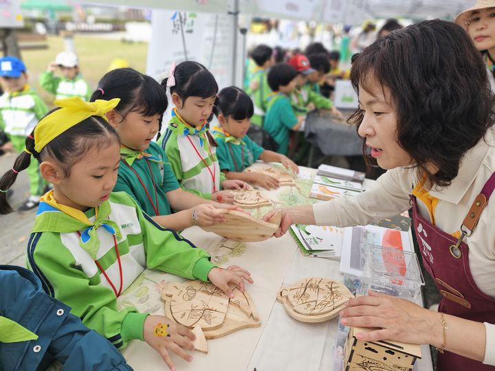 [청주=뉴시스] 충청대학교 유아숲지도사교육원 양성과정에 참여한 수강생(오른쪽)이 아이들을 대상으로 교육하고 있다. (사진=충청대 제공) 2026.01.15. photo@newsis.com&nbsp; *재판매 및 DB 금지