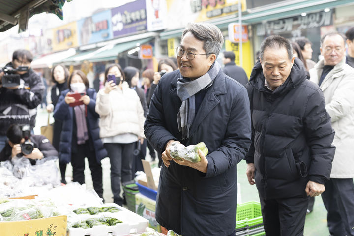 [수원=뉴시스] 의왕 도깨비시장 방문한 김동연 경기도지사(사진=경기도 제공) 2026.01.15. photo@newsis.com *재판매 및 DB 금지