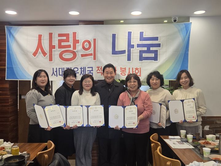 [대전=뉴시스] 김민정(왼쪽부터)·지은영·권현숙씨, 박용갑 국회의원, 이정숙·정은경·김성은씨. (사진=건양사이버대 제공) 2026.01.15. photo@newsis.com *재판매 및 DB 금지