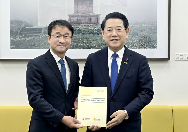 [서울=뉴시스] 김영록 전남지사가 15일 국회에서 한병도 민주당 원내대표를 만나 가칭 광주·전남특별시 설치를 위한 특별법의 신속한 국회 통과를 건의하고 있다. (사진 = 전남도 제공). 2026.01.15. photo@newsis.com *재판매 및 DB 금지