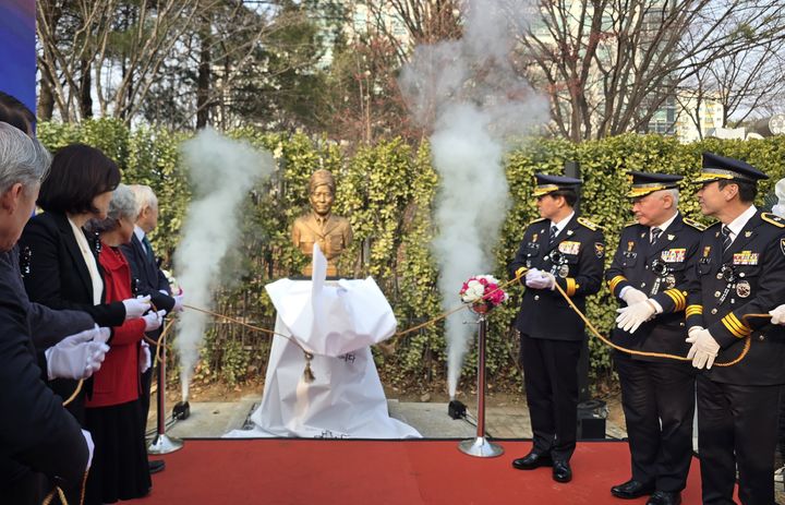 [인천=뉴시스] 15일 인천경찰청 정문에서 개최된 고 전창신 경감 흉상 제막식. (사진=인천경찰청 제공) 2026.1.15. photo@newsis.com *재판매 및 DB 금지 *재판매 및 DB 금지