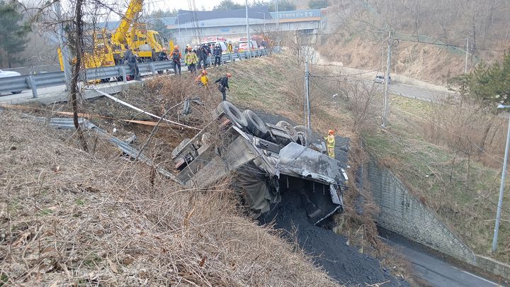 홍성서 21t 덤프트럭 언덕 아래 추락·전복…50대 경상