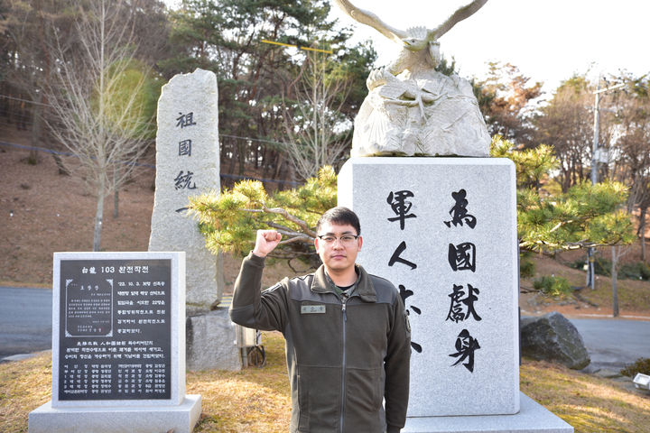 [세종=뉴시스] 지난 9일 충남 서천에서 발생한 차량 전복 사고를 보고 출근하던 김은광 상사가 이를 구조한 일이 뒤늦게 알려졌다.(사진=제32사단 제공) 2026.01.15. photo@newsis.com *재판매 및 DB 금지