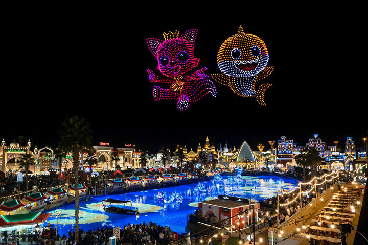 [서울=뉴시스] 두바이 대표 관광지 '글로벌 빌리지'에서 열린 드론쇼. (사진=더핑크퐁컴퍼니 제공) 2026.01.15. photo@newsis.com *재판매 및 DB 금지