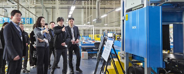 [인천=뉴시스] 이진희 관세청 통관국장(앞줄 왼쪽 두번째)이 인천공항 국제우편물류센터를 방문해 국제우편 통관 현황을 점검하고 있다. (사진=관세청 제공) 2026.01.15. photo@newsis.com *재판매 및 DB 금지