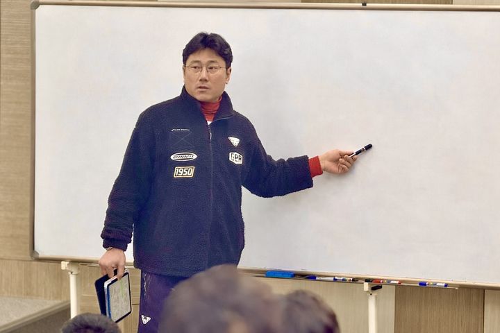 [서울=뉴시스] 프로야구 SSG 랜더스의 박정권 퓨처스(2군)팀 감독이 14일 강화SSG퓨처스필드에서 열린 '2026 퓨처스 방향성 워크숍'에서 선수 육성 방안에 대해 논의하고 있다. (사진=SSG 랜더스 제공) 2026.01.15. *재판매 및 DB 금지