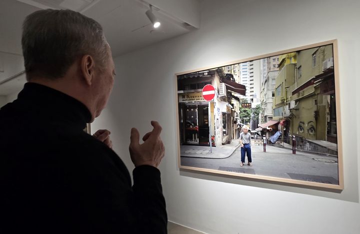 [사진=박현주 미술전문기자] 박용만 사진전. 홍콩에서 마주한 노인의 시선과 사진을 찍는 박용만이 서로를 응시하듯 선 순간. 인간과 인간의 정서가 맞부딪히는 묘한 기류가 흐른다. *재판매 및 DB 금지