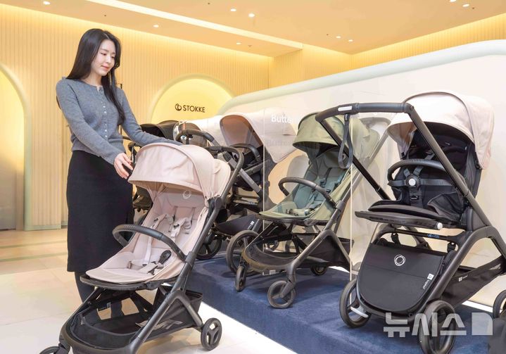 [서울=뉴시스] 현대백화점은 새해를 맞아 유아동 상품 할인 혜택을 제공하는 프로모션을 진행한다고 15일 밝혔다. 사진은 현대백화점 판교점에서 고객이 유모차를 살펴보는 모습. (사진=현대백화점 제공) 2026.01.15. photo@newsis.com