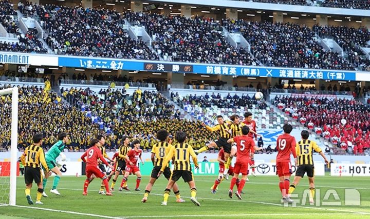 "6만 관중 실화냐?" 日전국고교축구 결승전, 3층까지 꽉 차 만원