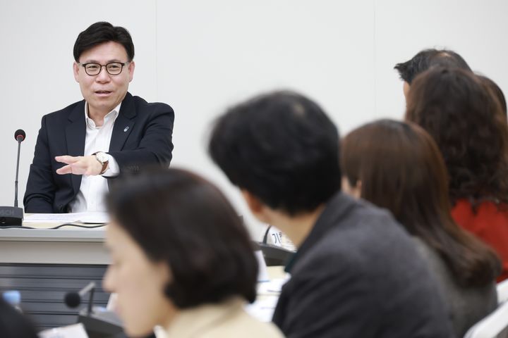 [청주=뉴시스] 15일 충북 청주시 상당구 문화동 충북도의회 워크숍룸1에서 열린 충북형 돔구장 건립 태스크포스(TF) 킥오프 회의에서 TF 단장인 이동옥 행정부지사가 발언하고 있다. (사진=충북도 제공) 2026.01.15. photo@newsis.com *재판매 및 DB 금지