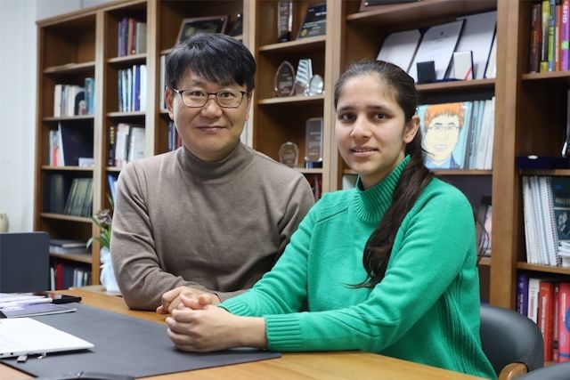 [서울=뉴시스] 연구를 진행한 박재영(왼쪽) 교수와 시탈 샤르마(Shital Sharma) 박사과정생. (사진=광운대 제공) 2026.01.15. photo@newsis.com *재판매 및 DB 금지