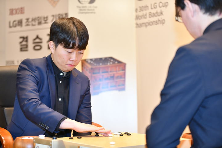 [서울=뉴시스] 신민준 9단, 이치리키 료 9단(일본) 꺾고 제30회 LG배 조선일보 기왕전 우승. (사진=한국기원 제공) *재판매 및 DB 금지