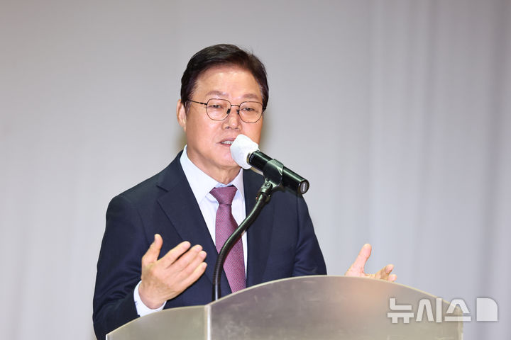 [창원=뉴시스]박완수 경남도지사가 15일 오후 도청 대강당에서 열린 '2026년 경남지역 중소기업 지원사업 종합설명회'에 참석해 인사말을 하고 있다.(사진=경남도 제공) 2026.01.15. photo@newsis.com