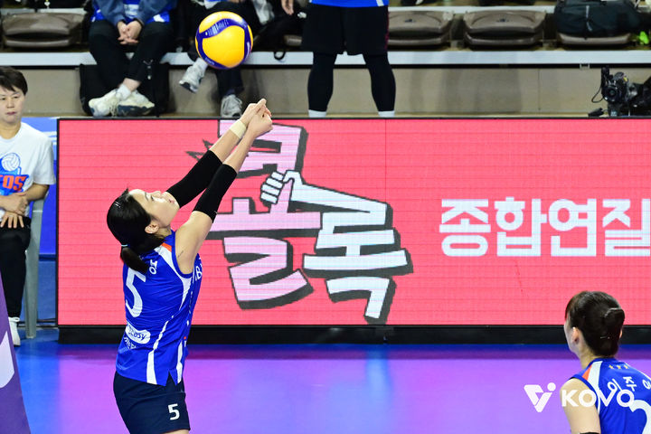[서울=뉴시스] 여자 프로배구 IBK기업은행 김하경이 11일 화성종합실내체육관에서 열린 진에어 2025~2026 V-리그 여자부 현대건설과의 경기에서 공을 올리고 있다. (사진=KOVO 제공) 2026.01.11. *재판매 및 DB 금지