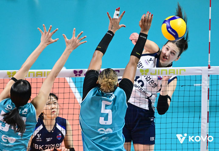 [서울=뉴시스] 여자 프로배구 IBK기업은행 빅토리아가 15일 서울 장충체육관에서 열린 진에어 2025~2026 V-리그 여자부 GS칼텍스와의 경기에서 공격을 시도하고 있다. (사진=KOVO 제공) 2026.01.15.