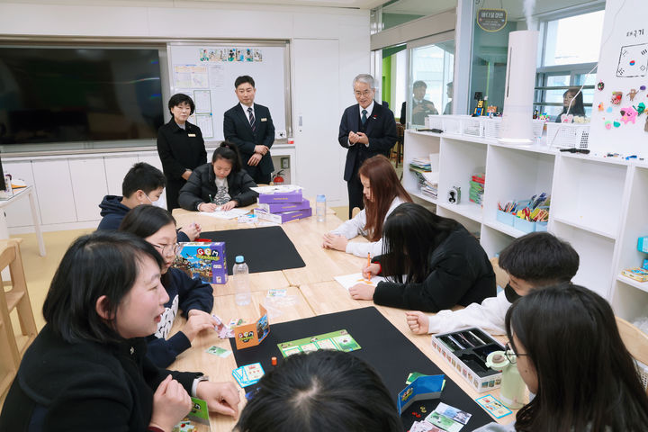 [창원=뉴시스]박종훈 경남교육감, 지역 맞춤형 돌봄 센터인 ‘늘봄 남해 아이빛터’ 방문. (사진=경남교육청 제공) 2026.01.15.photo@newsis.com *재판매 및 DB 금지