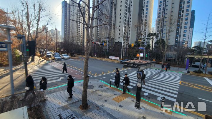 [과천=뉴시스] 과천시가 보행자 안전을 위해 코오롱삼거리에 '시차제 동시 보행신호' 시스템을 구축했다.(사진=과천시 제공).2026.01.16. photo@newsis.com