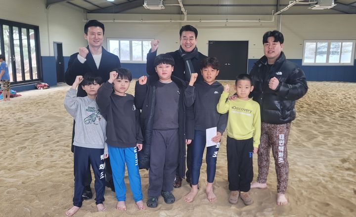 [태안=뉴시스] 지재규(가운데 목도리) 충남 태안교육지원청 교육장이 15일 백화초등학교 씨름부 선수단이 동계 강화훈련 중인 전북 고창공설운동장을 찾아 격려한 후 선수단과 함께 기념 사진을 찍고 있다. (사진=태안교육지원청 제공) 2026.01.15. photo@newsis.com *재판매 및 DB 금지