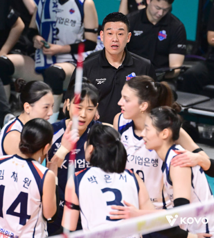 [서울=뉴시스] 여자 프로배구 IBK기업은행 여오현 감독대행이 15일 서울 장충체육관에서 열린 진에어 2025~2026 V-리그 여자부 GS칼텍스와의 경기에서 득점에 성공한 뒤 기뻐하는 선수들을 지켜보고 있다. (사진=KOVO 제공) 2026.01.15. *재판매 및 DB 금지