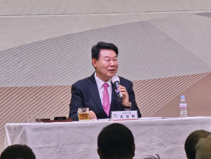 [당진=뉴시스] 김덕진 기자=오성환 충남 당진시장이 15일 민선8기 마지막 읍·면·동 순방 첫 방문지로 송산면을 찾아 송산사회복지관에서 면민들의 질문에 답하고 있다. 2026.01.15. spark@newsis.com *재판매 및 DB 금지