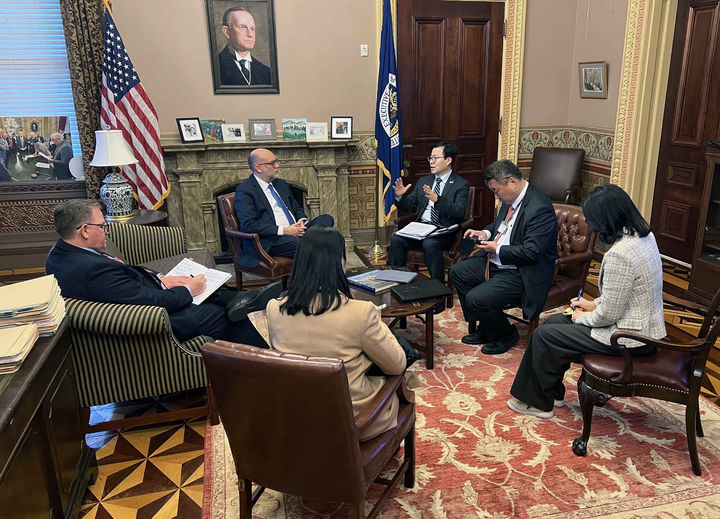 [서울=뉴시스] 여한구 산업통상부 통상교섭본부장이 14일(현지 시간) 미국 워싱턴 D.C. 백악관에서 러셀 바우트 백악관 관리예산실(OMB) 국장과 면담하고 있다. (사진=산업통상부 제공) 2026.01.15. photo@newsis.com *재판매 및 DB 금지