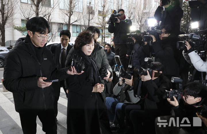 [서울=뉴시스] 김근수 기자 = 공천 헌금 의혹을 받는 김경 서울시의원이 15일 오전 서울 마포구 공공범죄수사대에서 경찰 조사를 받기위해 출석하고 있다. 2026.01.15. ks@newsis.com