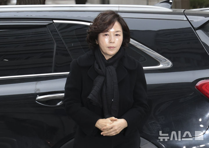 [서울=뉴시스] 김근수 기자 = 공천 헌금 의혹을 받는 김경 서울시의원이 15일 오전 서울 마포구 공공범죄수사대에서 경찰 조사를 받기위해 출석하고 있다. 2026.01.15. ks@newsis.com