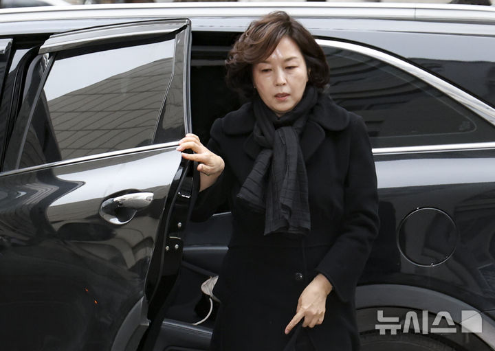 [서울=뉴시스] 김근수 기자 = 공천 헌금 의혹을 받는 김경 서울시의원이 15일 오전 서울 마포구 공공범죄수사대에서 경찰 조사를 받기위해 출석하고 있다. 2026.01.15. ks@newsis.com