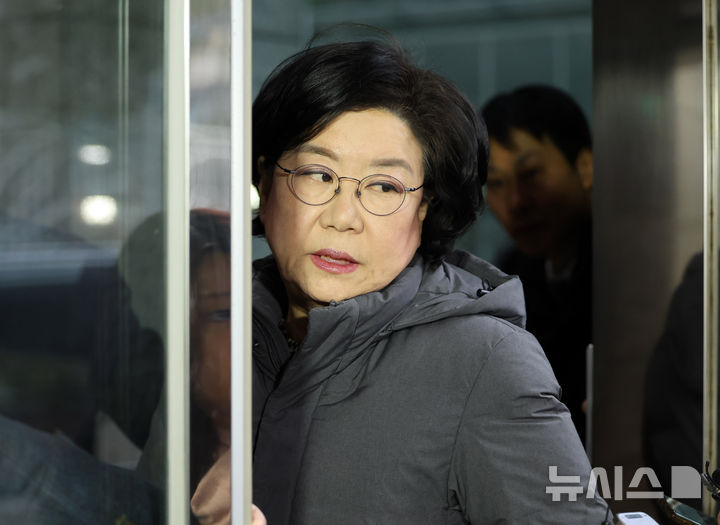 [서울=뉴시스] 배훈식 기자 = 이혜훈 기획예산처 장관 후보자가 15일 오전 서울 중구 예금보험공사에 마련된 인사청문회 준비 사무실로 출근하며 취재진을 뒤돌아보고 있다. 2026.01.15. dahora83@newsis.com