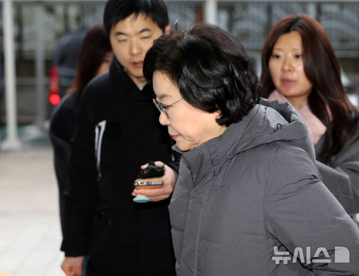 [서울=뉴시스] 배훈식 기자 = 이혜훈 기획예산처 장관 후보자가 15일 오전 서울 중구 예금보험공사에 마련된 인사청문회 준비 사무실로 출근하고 있다. 2026.01.15. dahora83@newsis.com