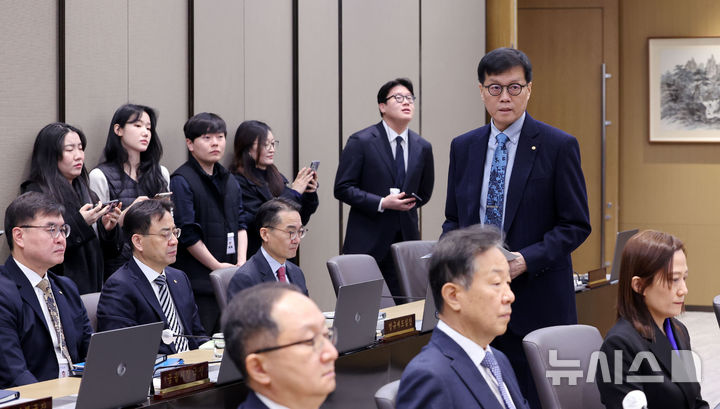 [서울=뉴시스] 박주성 기자 = 이창용 한국은행 총재가 15일 오전 서울 중구 한국은행 본관에서 열린 금융통화위원회 본회의에 참석하고 있다. (공동취재). 2026.01.15. photo@newsis.com